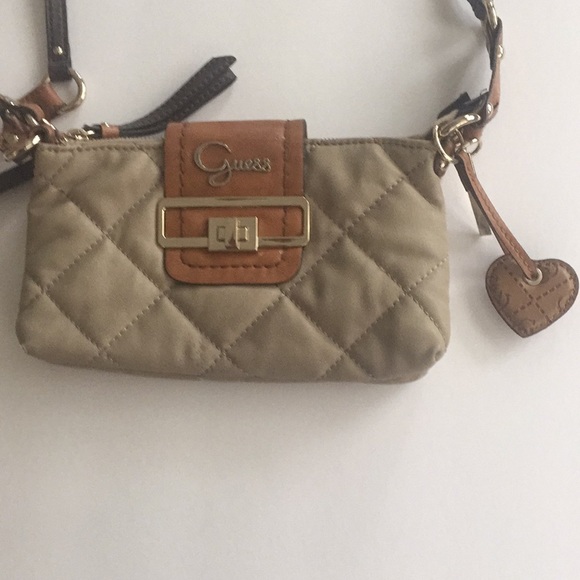 Preowned Guess women,s cross body handbag$38.00 - Picture 3 of 12